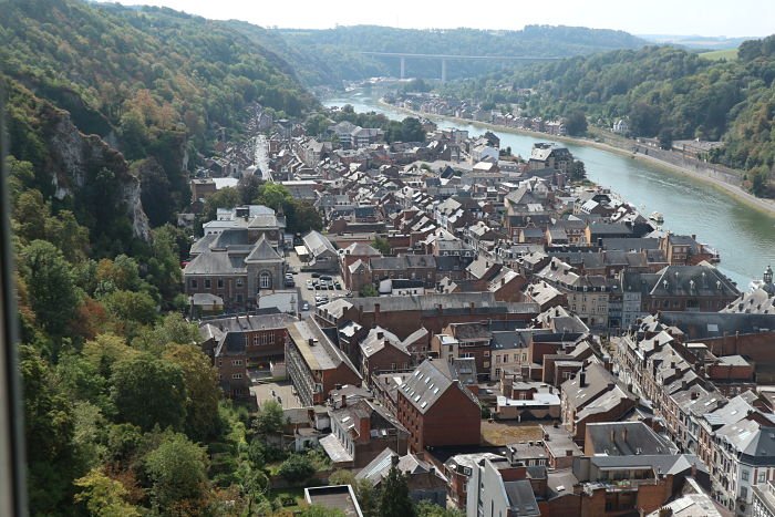 Rio Meuse e vista de Dinant