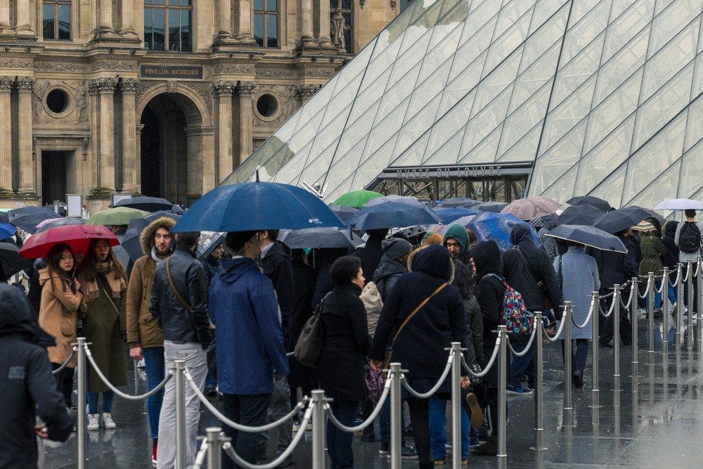 Fila do Louvre na Chuva