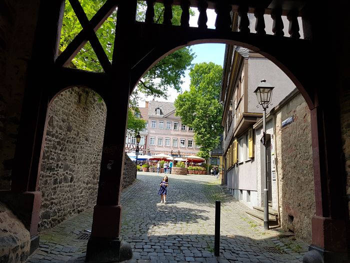 Frankfurt Höchst  schlossplatz maintor