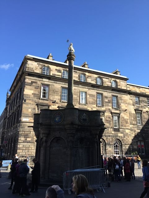 Royal Mile em Edimburgo Parliament Square Mercat Cross